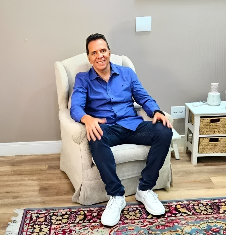 Bruno Côrtes em seu consultório em Alphaville